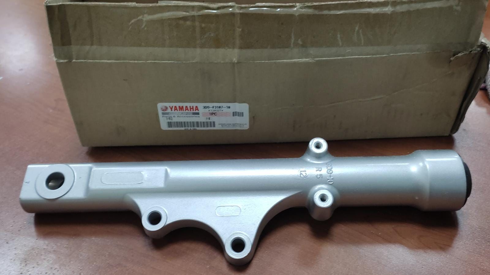 YAMAHA YBR 125cc ORİJİNAL ÖN AMORTİSÖR KOVANI SAĞ 3D9-F3107-10